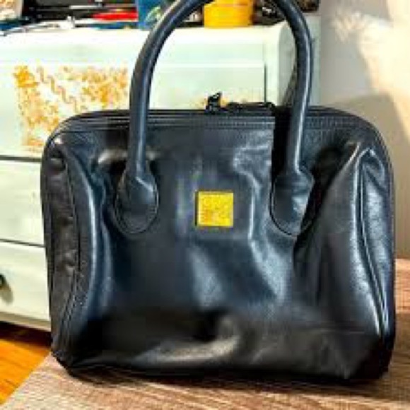 Giani Bernini Black satchel handbag. 11 in wide x9 in deep zippered - Picture 2 of 5